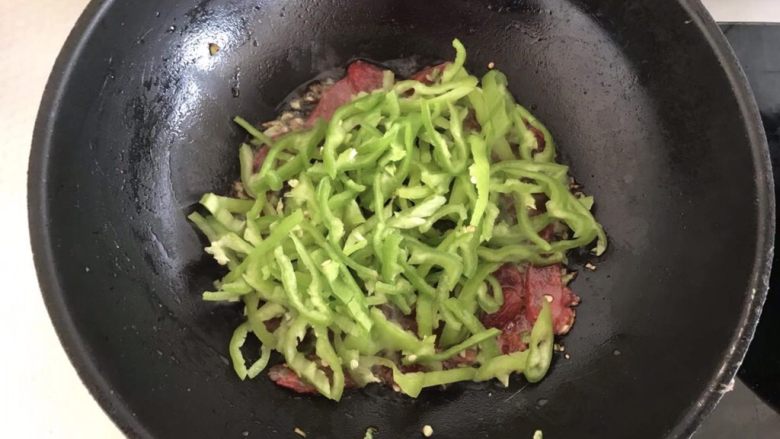 尖椒炒腊肠,倒入尖椒，继续翻炒