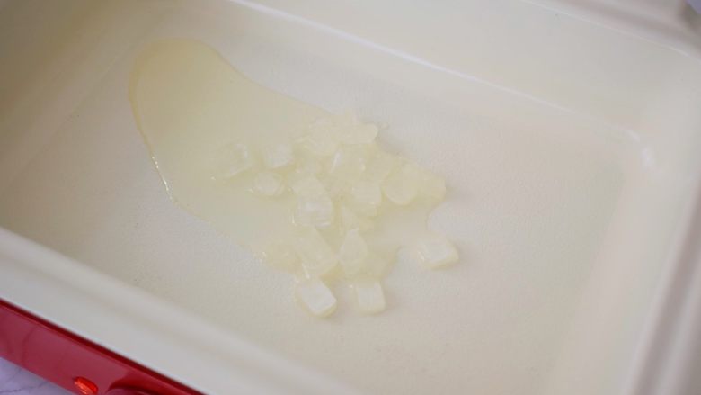 红烧排骨,锅中倒入适量的食用油烧热,放入<a style='color:red;display:inline-block;' href='/shicai/ 866'>冰糖</a>翻炒至融化变成焦黄色