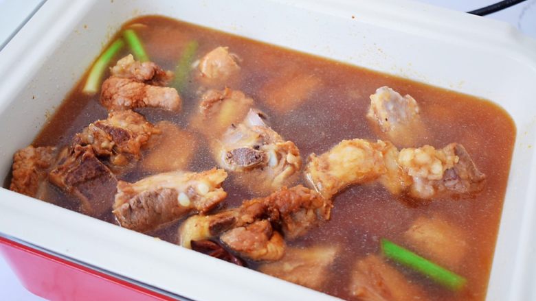 红烧排骨,加入适量的开水,没过食材即可