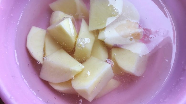 土豆虎头鸡,切成滚刀块,浸泡在清水里,避免氧化