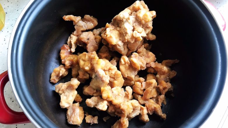 土豆虎头鸡,虎头鸡拆去包装,倒入锅内