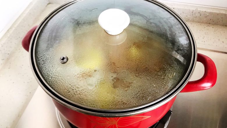 土豆虎头鸡,盖上锅盖,转小火慢炖20-25分钟