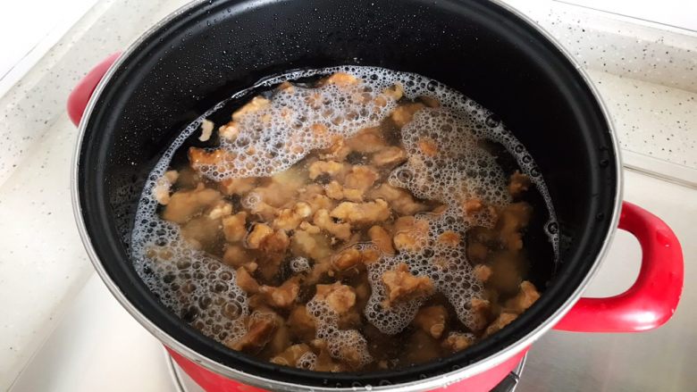 土豆虎头鸡,搁置炉上,大火开煮