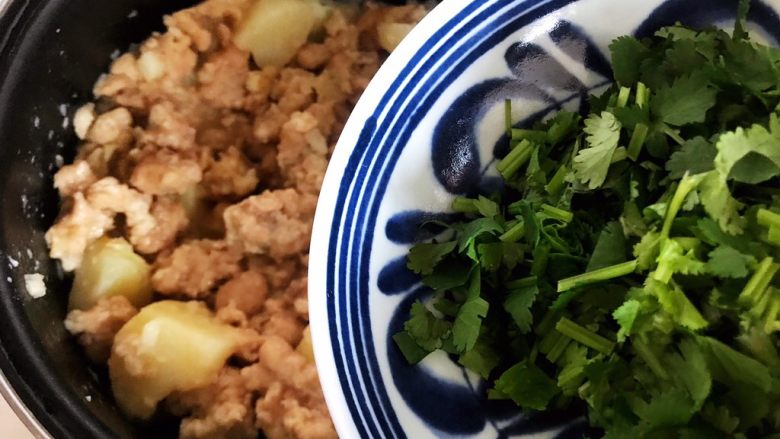 土豆虎头鸡,加入香菜,搅拌均匀,即可