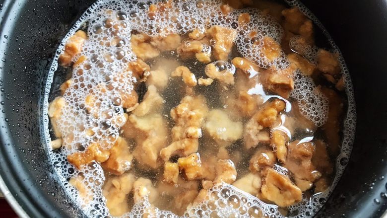土豆虎头鸡,加入适量清水,水不用太多,没过鸡肉少许即可