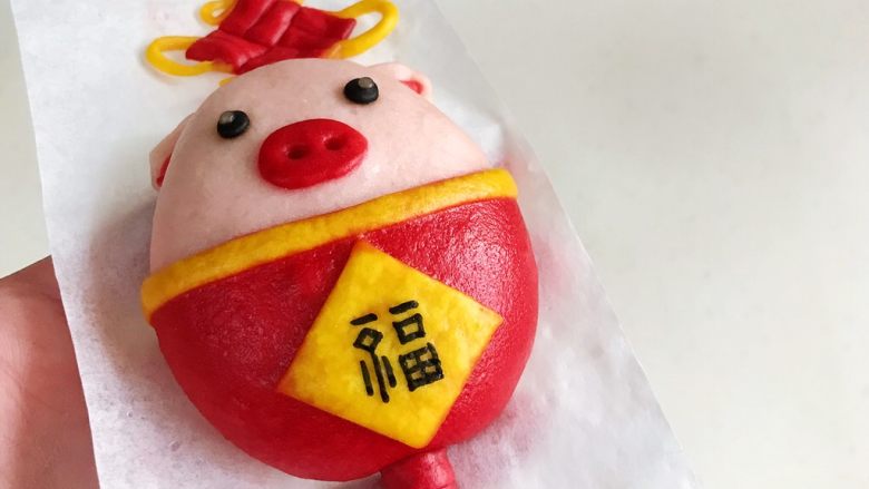小福猪中国结馒头,出锅稍稍放凉后,用黑色色素笔写上“福”字!