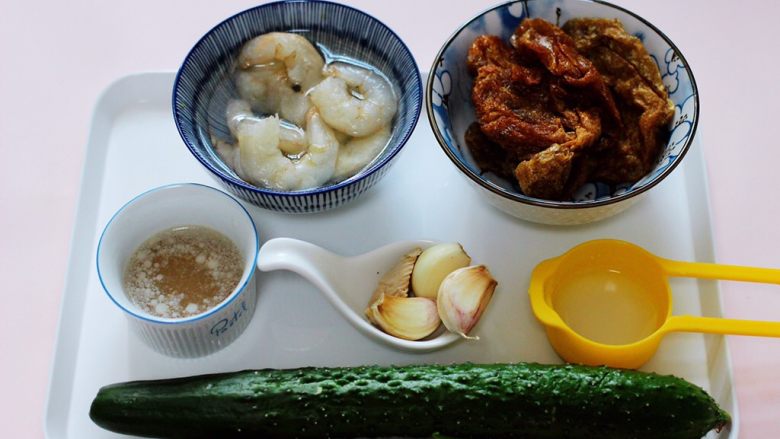 金牌虾仁黄瓜油面筋,把所有的食材备齐,给食材合集。