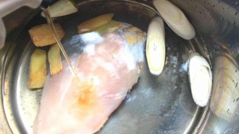 鸡脯肉沙拉三明治,倒入少许<a style='color:red;display:inline-block;' href='/shicai/ 718'>料酒</a>,烧开后煮8分钟即可。