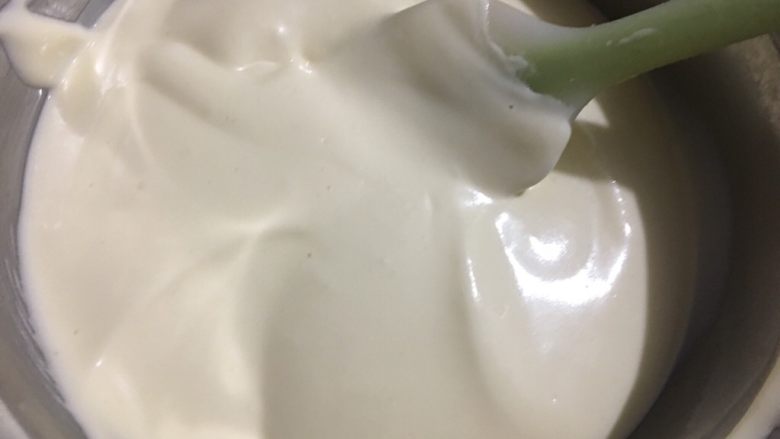 酸奶蛋糕(六寸),将打发好的蛋清分次拌入蛋黄酸奶面糊中,翻拌均匀