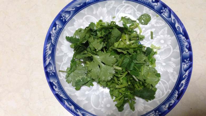 红油荠菜馄饨,
香菜洗净切段