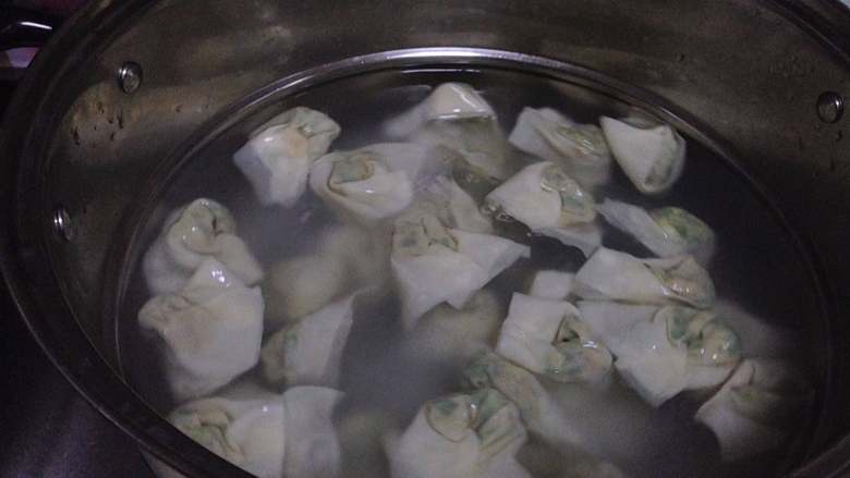 红油荠菜馄饨,
锅内加水烧开,下入馄饨煮熟,把馄饨和汤一起盛入碗中撒香菜即可食用