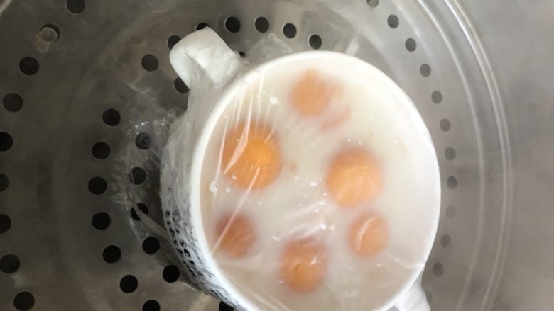 木瓜炖牛奶,盖上保鲜膜,放入锅中,大火煮开后,小火炖15分钟左右即可。