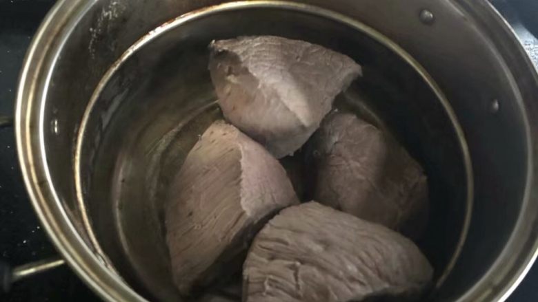 卤牛肉,冲洗干净的牛肉再次放入锅中,加入多点的清水。