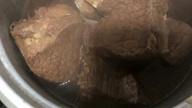 卤牛肉,煮至筷子可以很轻易的戳穿牛肉即可。煮好的牛肉不要取出,继续摆在卤水里浸泡一晚上就好了。
