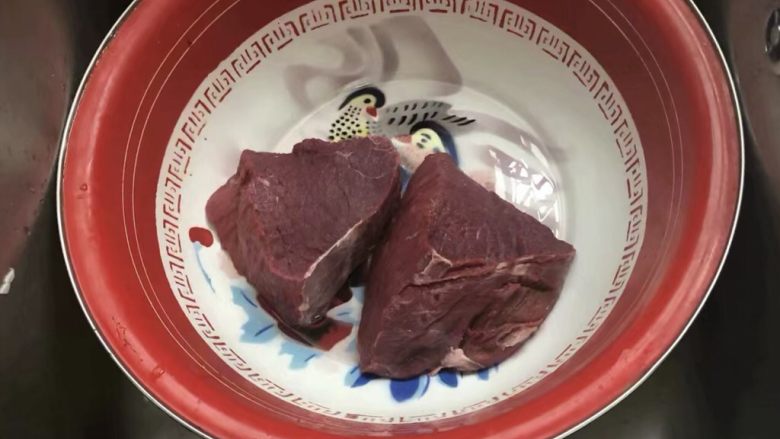 卤牛肉,<a style='color:red;display:inline-block;' href='/shicai/ 4956'>牛腱子肉</a>买回来后切成小块,清洗干净。