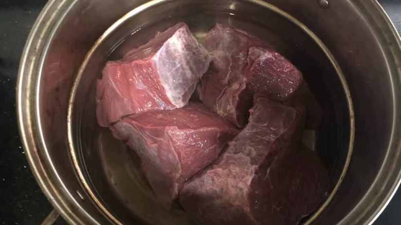 卤牛肉,摆入锅中加入适量清水,放一点<a style='color:red;display:inline-block;' href='/shicai/ 718'>料酒</a>,大火煮开后稍煮一会。