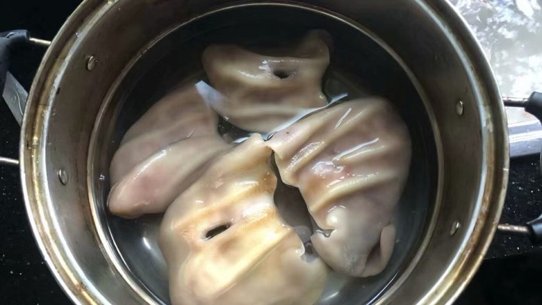 冷盘猪耳朵,清洗干净的猪耳朵放入锅中,加入适量清水。