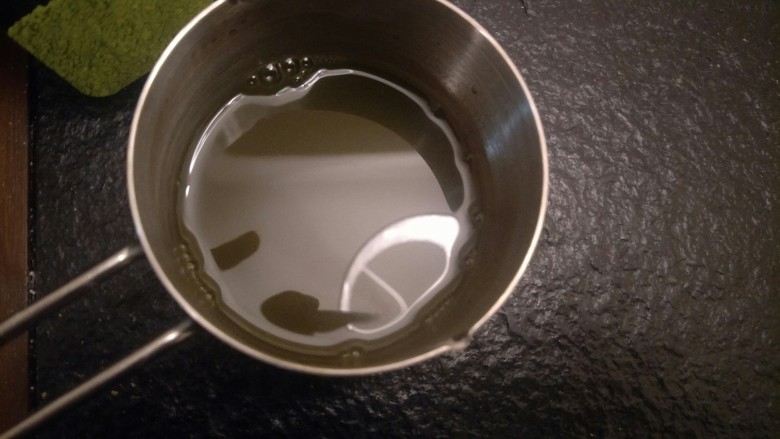 抹茶大理石磅蛋糕,再加入两克抹茶粉调成抹茶糖水。