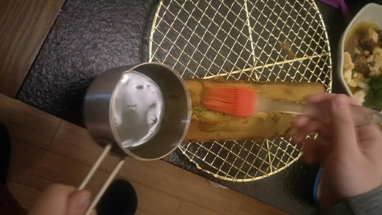 抹茶大理石磅蛋糕,磅蛋糕出炉后马上脱模。趁热刷上糖水,四周都要刷上
