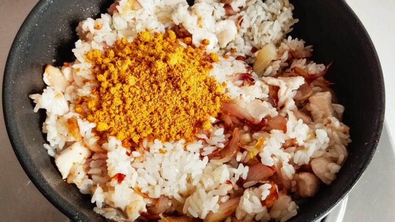 什锦咖喱焗饭,再加入炒熟的鸡胸肉,和准备好的<a style='color:red;display:inline-block;' href='/shicai/ 10666'>咖喱粉</a>搅拌均匀。