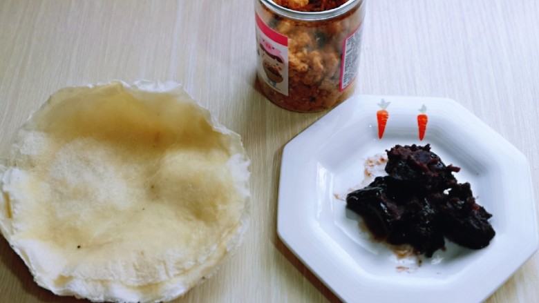 快手早餐~少油版香煎肉松春卷,准备食材,宝贝想吃豆沙馅,所以做了两种口味。