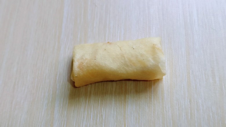 快手早餐~少油版香煎肉松春卷,再将两边对折,卷起来收口朝下粘住即可。
