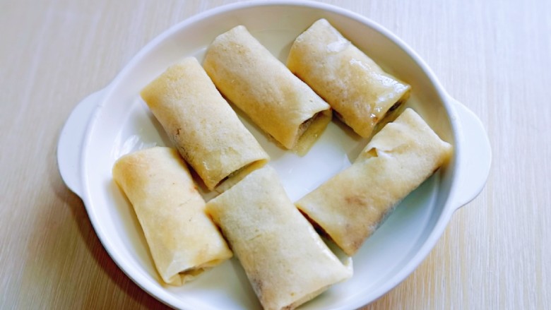 快手早餐~少油版香煎肉松春卷,依次做完,量可以根据个人胃口增减。