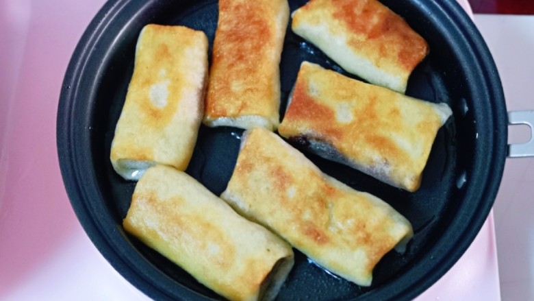 快手早餐~少油版香煎肉松春卷,煎至两面金黄即可将早餐机断电。