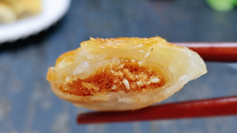 快手早餐~少油版香煎肉松春卷,咬一口,太满足了。