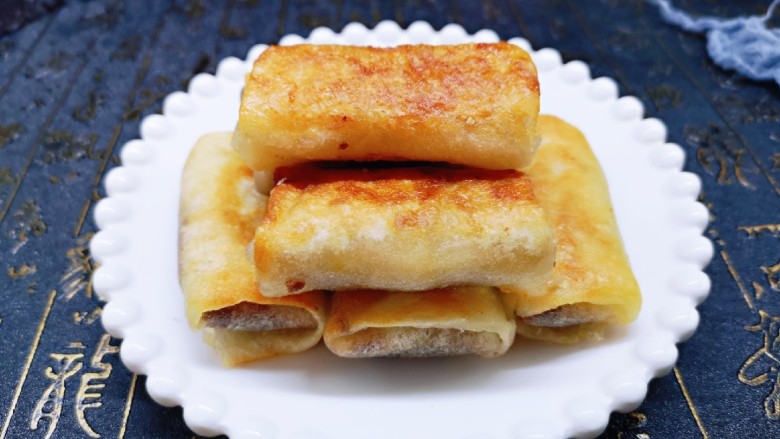快手早餐~少油版香煎肉松春卷,近看,外酥里香。