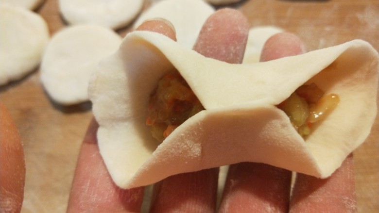 花样四喜蒸饺 新文美食,对折捏紧。