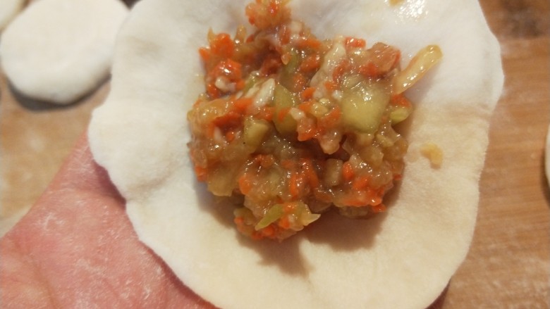 花样四喜蒸饺 新文美食,擀成皮放入馅料。