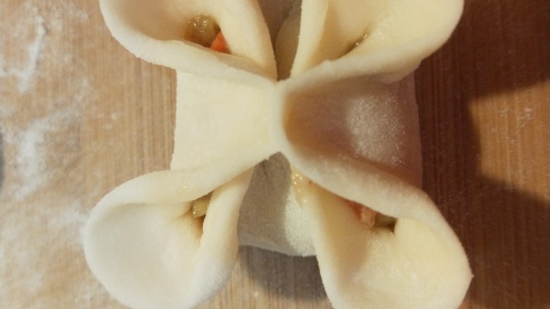 花样四喜蒸饺 新文美食,把四角整理出形状。