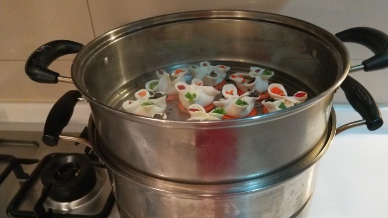 花样四喜蒸饺 新文美食,开水蒸10分钟即可。