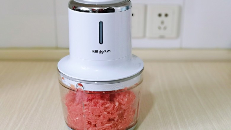 快手家常菜~蒜蓉肉糜茄子,<a style='color:red;display:inline-block;' href='/shicai/ 414'>猪肉</a>洗干净,切小块,放去绞肉机,绞成肉糜。