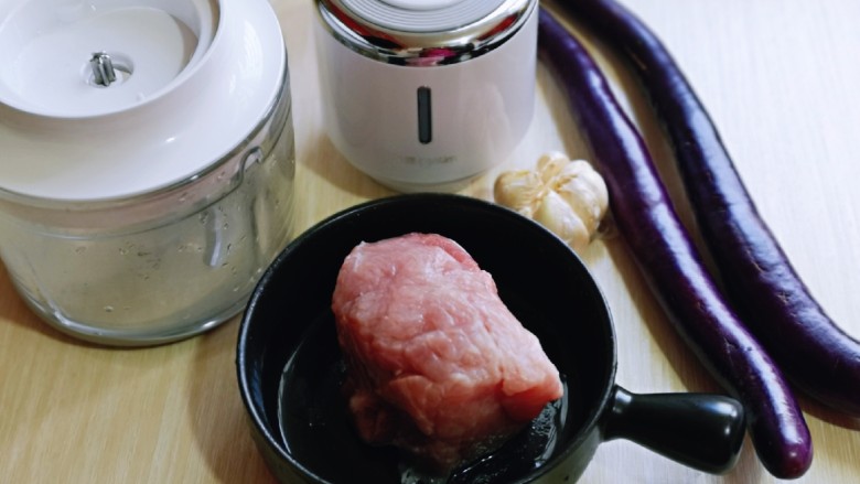 快手家常菜～蒜蓉肉糜茄子,准备食材，量可以根据个人胃口增减。