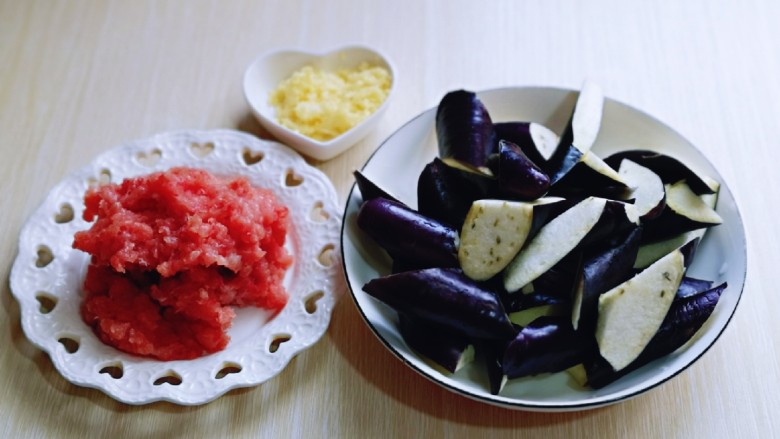 快手家常菜~蒜蓉肉糜茄子,准备工作完成。