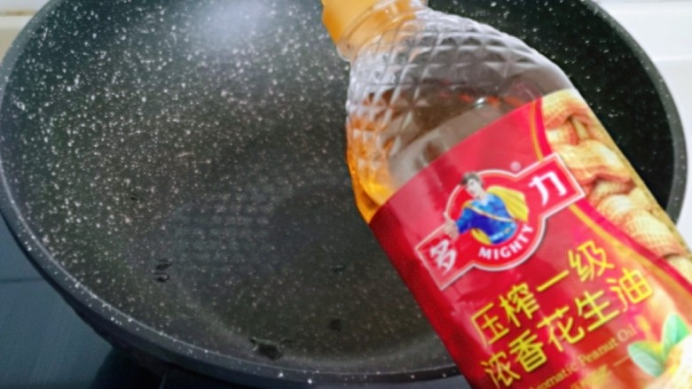 快手家常菜~蒜蓉肉糜茄子,起锅,加入花生油。