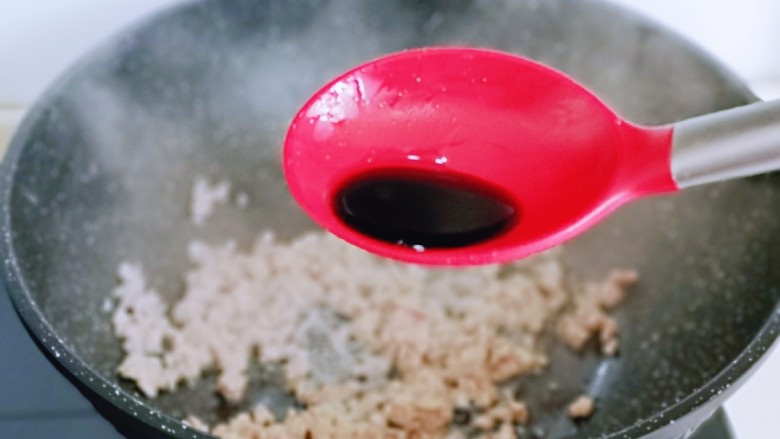快手家常菜~蒜蓉肉糜茄子,再加入<a style='color:red;display:inline-block;' href='/shicai/ 788'>生抽</a>,小火快速翻炒均匀。