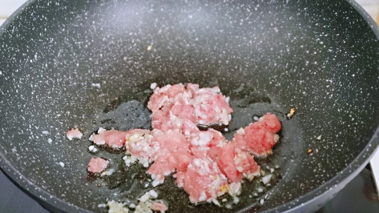 快手家常菜~蒜蓉肉糜茄子,加入肉糜小火炒至变色。