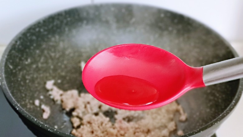 快手家常菜~蒜蓉肉糜茄子,待肉糜炒变色后加入<a style='color:red;display:inline-block;' href='/shicai/ 718'>料酒</a>,翻炒均匀。