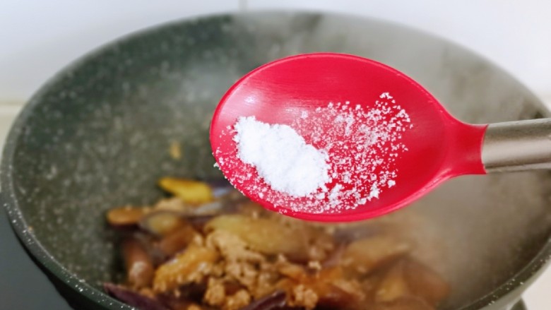 快手家常菜~蒜蓉肉糜茄子,按个人口味加入食用盐,翻炒均匀。