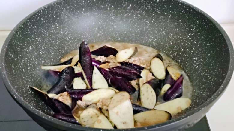 快手家常菜~蒜蓉肉糜茄子,加入切好的茄子翻炒片刻,再加入1小碗纯净水,盖上盖子烧开,转中火约8分钟样子。