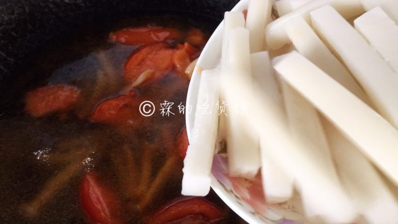 番茄蟹味菇鲜虾年糕汤,年糕加入后盖上盖子煮,水开后换小火再煮一会儿。