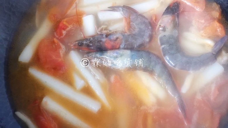 番茄蟹味菇鲜虾年糕汤,等虾熟了,加盐,就可以出锅了。