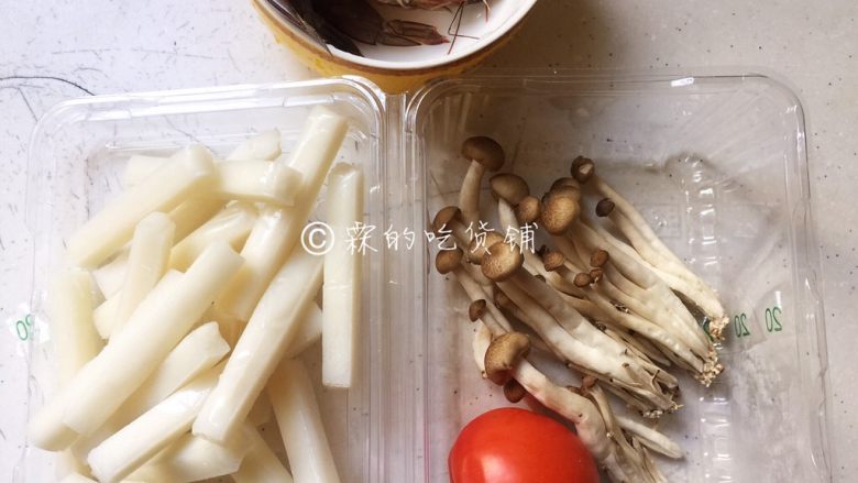 番茄蟹味菇鲜虾年糕汤,食材。