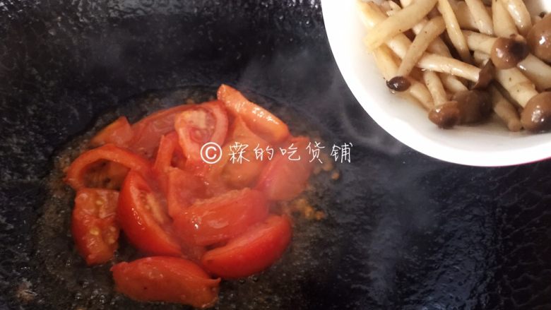 番茄蟹味菇鲜虾年糕汤,等番茄煸炒的有点软时,把蟹味菇倒入。