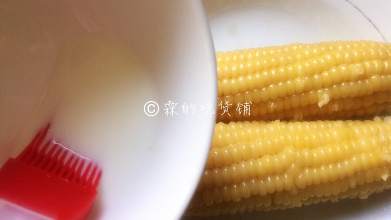 奶香烤玉米,接着刷一层牛奶,再次吹干1分钟左右。