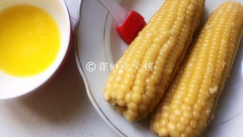 奶香烤玉米,再接着把<a style='color:red;display:inline-block;' href='/shicai/ 887'>黄油</a>熔化,刷到玉米上。