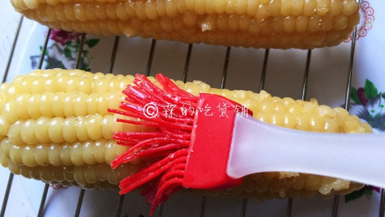奶香烤玉米,烤制的过程中,把玉米取出来几次,翻翻面,每翻一次面都刷一遍蜂蜜水。